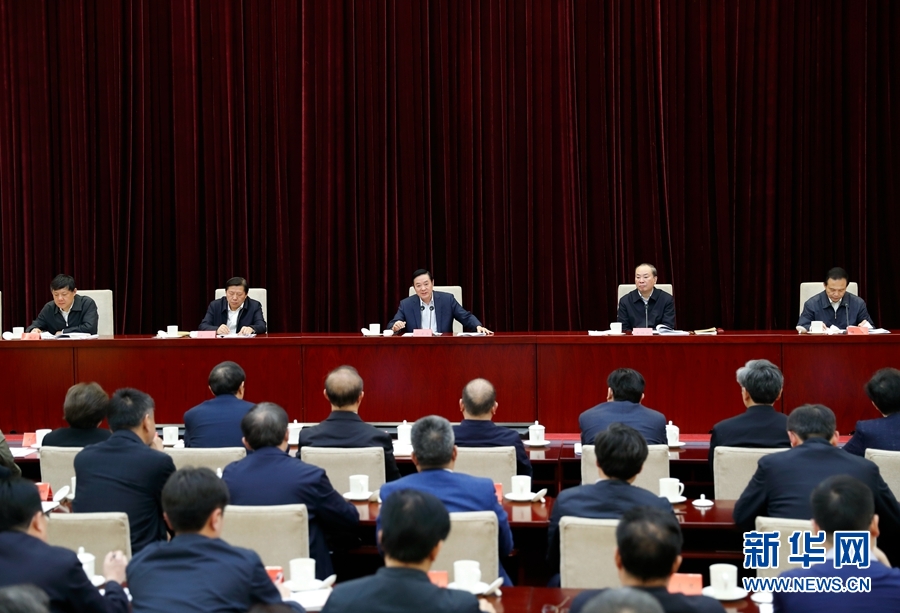4月13日，中央宣傳部、中央政法委在北京召開貫徹落實《關于進一步把社會主義核心價值觀融入法治建設的指導意見》電視電話會議。中共中央政治局委員、中央書記處書記、中宣部部長劉奇葆出席會議并講話。新華社記者丁海濤攝