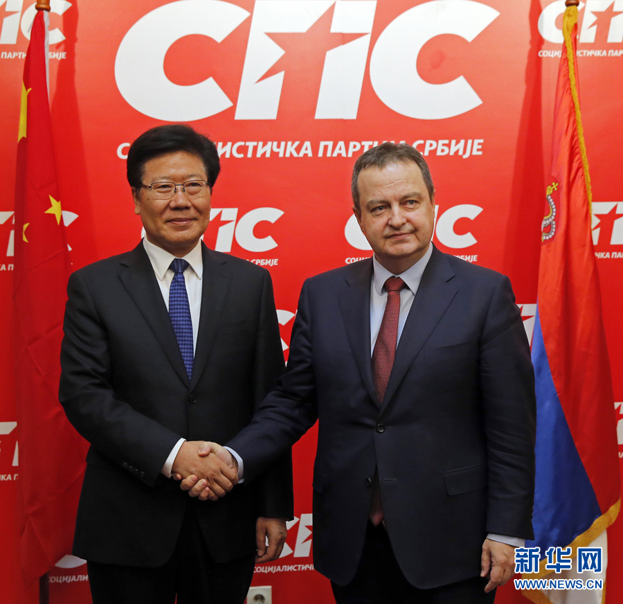 4月13日，中共中央政治局委員、中央黨的建設工作領導小組副組長張春賢（左）在塞爾維亞貝爾格萊德會見塞社會黨主席、政府第一副總理兼外長達契奇。新華社發(fā)（普雷德拉格·米洛薩夫列維奇攝）