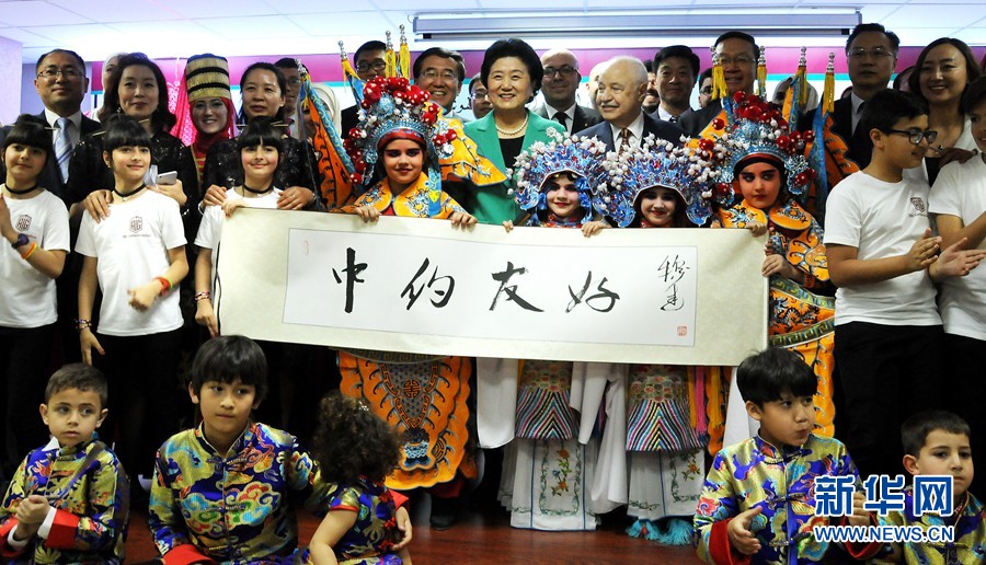 4月20日，在約旦首都安曼，中國(guó)國(guó)務(wù)院副總理劉延?xùn)|（中）考察TAG孔子學(xué)院。 新華社記者林曉蔚攝