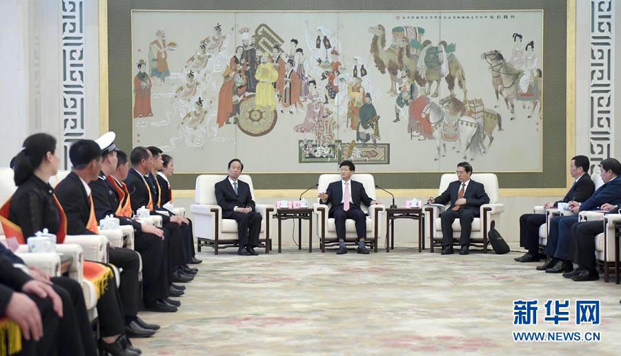 4月24日，第十三屆全國見義勇為英雄模范表彰大會在北京人民大會堂召開。會前，中共中央政治局委員、中央政法委書記孟建柱與見義勇為英雄模范及家屬代表座談。國務委員、公安部部長郭聲琨出席座談會并在表彰大會上講話。新華社記者 張鐸 攝