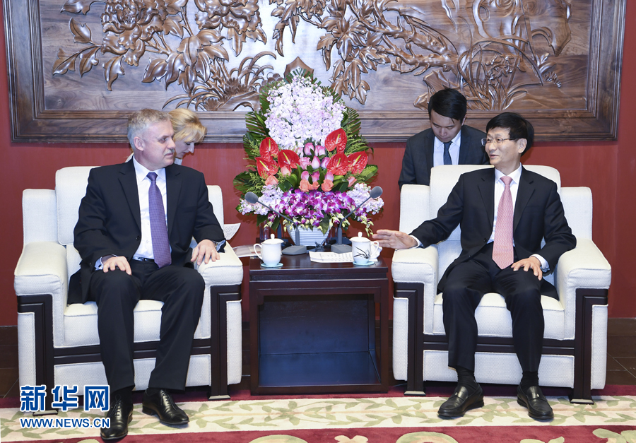 4月26日，中共中央政治局委員、中央政法委書記孟建柱在北京會(huì)見(jiàn)白俄羅斯安全會(huì)議國(guó)務(wù)秘書扎西。 新華社記者 張領(lǐng) 攝