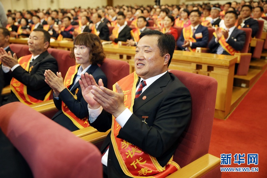 這是與會(huì)代表在表彰大會(huì)上鼓掌。新華社記者 才揚(yáng) 攝