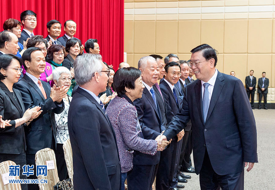 5月8日至10日，中共中央政治局常委、全國人大常委會(huì)委員長張德江視察澳門特別行政區(qū)。這是5月9日，張德江與澳門社會(huì)各界人士代表座談。新華社記者 李學(xué)仁 攝