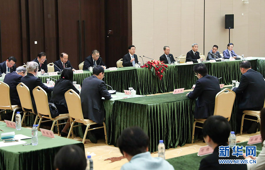 5月8日至10日，中共中央政治局常委、全國人大常委會(huì)委員長張德江視察澳門特別行政區(qū)。這是5月10日，張德江與教育工作者和學(xué)生代表座談。新華社記者 龐興雷 攝