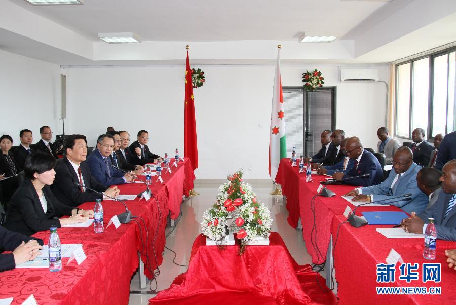5月11日，中國(guó)國(guó)家副主席李源潮在布瓊布拉與布隆迪第一副總統(tǒng)辛迪姆沃和第二副總統(tǒng)布托雷舉行會(huì)談。 新華社記者呂天然攝 