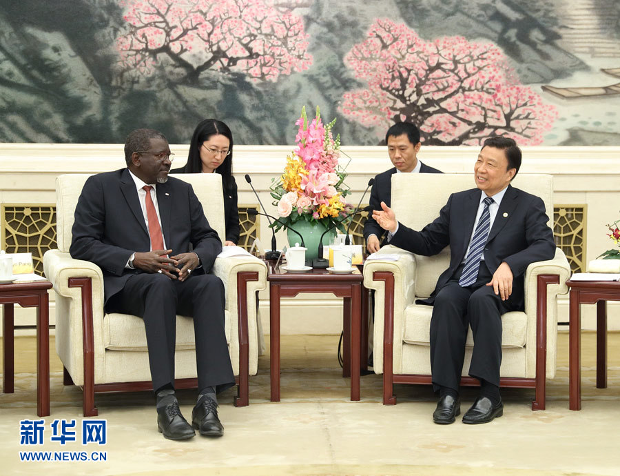 5月15日，國(guó)家副主席、中國(guó)紅十字會(huì)名譽(yù)會(huì)長(zhǎng)李源潮在北京會(huì)見來華出席“一帶一路”國(guó)際合作高峰論壇的紅十字會(huì)與紅新月會(huì)國(guó)際聯(lián)合會(huì)秘書長(zhǎng)阿西。新華社記者 王曄 攝