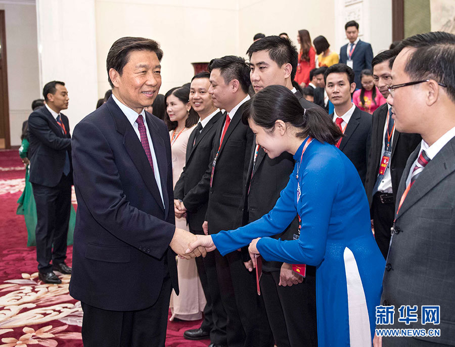5月22日，中共中央政治局委員、國(guó)家副主席李源潮在北京會(huì)見(jiàn)越南胡志明共青團(tuán)中央書(shū)記處第一書(shū)記黎國(guó)鋒率領(lǐng)的越南青年代表團(tuán)。 新華社記者李濤 攝