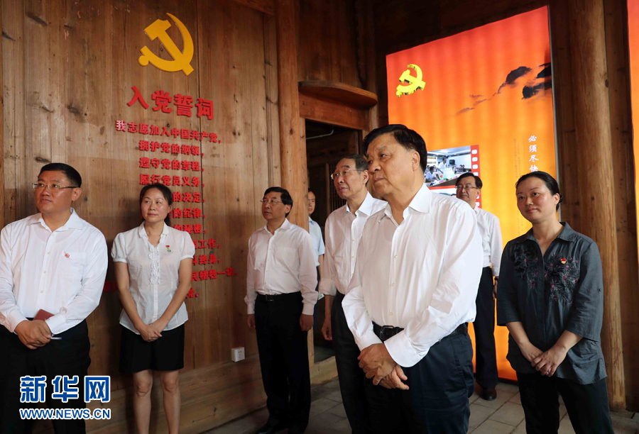 6月8日至10日，中共中央政治局常委、中央書記處書記劉云山在福建調(diào)研。這是6月9日，劉云山專程來到政和縣石圳村，深入了解廖俊波的事跡。新華社記者 劉衛(wèi)兵 攝