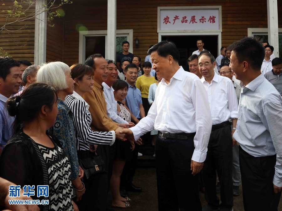 6月8日至10日，中共中央政治局常委、中央書記處書記劉云山在福建調(diào)研。這是6月9日，劉云山在周寧縣上洋村與村民親切交談。新華社記者 劉衛(wèi)兵 攝