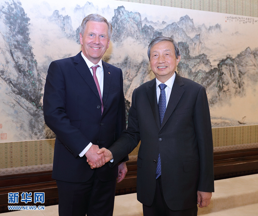 6月13日，國務(wù)院副總理馬凱在北京中南海紫光閣會(huì)見德國前總統(tǒng)、全球中小企業(yè)聯(lián)盟全球主席武爾夫。 新華社記者 王曄 攝 