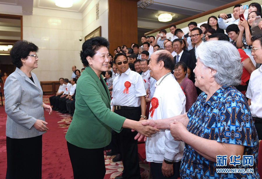 6月16日，中共中央政治局委員、國務院副總理劉延東在北京看望出席中國人口福利基金會成立30周年座談會的歷屆“中華人口獎”獲獎者代表。新華社記者 饒愛民 攝
