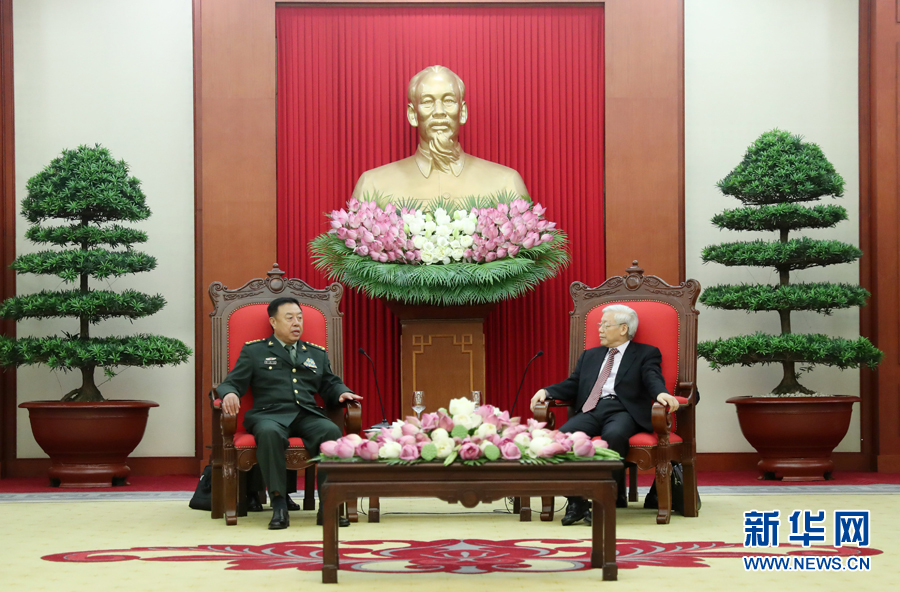 6月18日，在越南首都河內(nèi)，正在越南訪問的中央軍委副主席范長龍（左）會見越共中央總書記阮富仲。 新華社發(fā)（李曉偉攝） 
