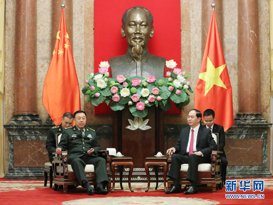 6月18日，在越南首都河內(nèi)，正在越南訪問的中央軍委副主席范長龍（左前）會見越南國家主席陳大光（右前）。 新華社發(fā)（李曉偉攝）