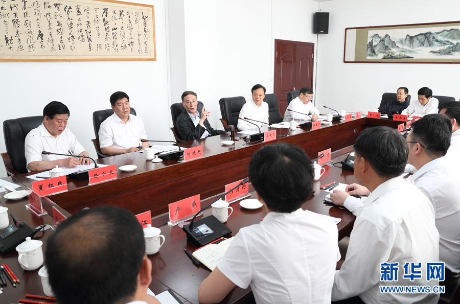 6月20日至22日，中共中央政治局常委、中央紀(jì)委書記王岐山在貴州省檢查紀(jì)檢監(jiān)察工作。這是6月21日，王岐山在修文縣委紀(jì)委座談會(huì)上講話。新華社記者 王曄 攝