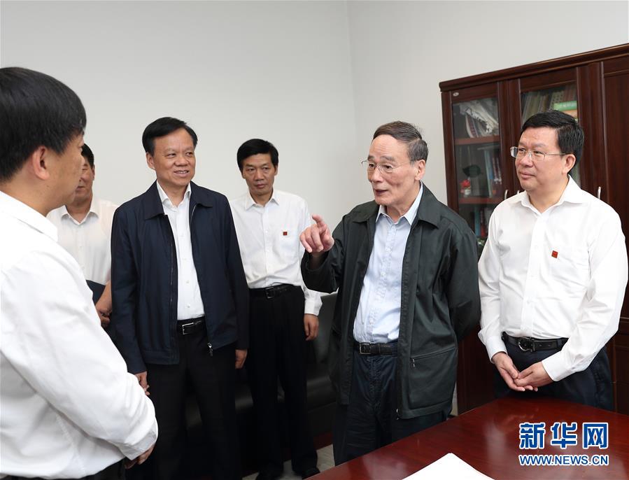 6月20日至22日，中共中央政治局常委、中央紀(jì)委書記王岐山在貴州省檢查紀(jì)檢監(jiān)察工作。這是6月21日，王岐山在省紀(jì)委與紀(jì)檢監(jiān)察干部親切交流。新華社記者 王曄 攝