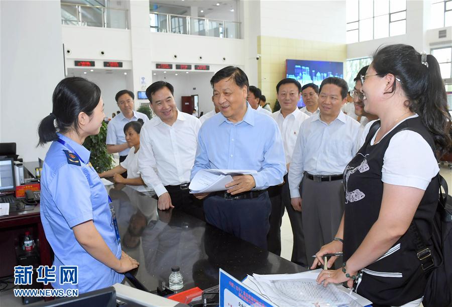 6月22日至24日，中共中央政治局常委、中央書記處書記劉云山在遼寧調(diào)研。這是6月22日，劉云山在中國（遼寧）自貿(mào)試驗區(qū)營口片區(qū)與干部群眾深入交流。新華社記者 張鐸 攝