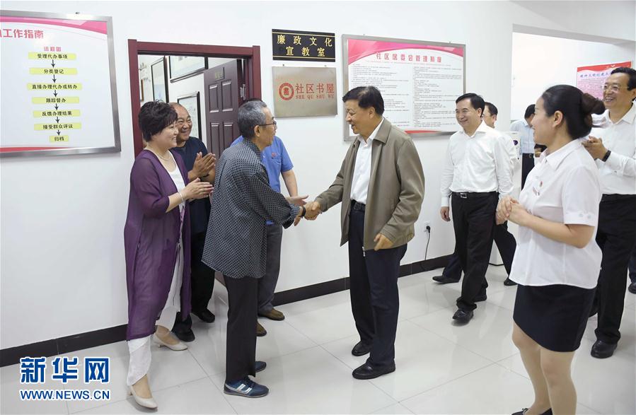 6月22日至24日，中共中央政治局常委、中央書記處書記劉云山在遼寧調(diào)研。這是6月23日，劉云山在錦州市西街社區(qū)與干部群眾深入交流。新華社記者 張鐸 攝
