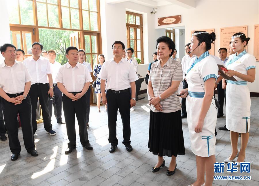6月25日，全國民族團結進步創(chuàng)建經(jīng)驗交流現(xiàn)場會在內(nèi)蒙古興安盟召開，中共中央政治局委員、國務院副總理劉延東出席會議并講話。在內(nèi)蒙古期間，劉延東考察內(nèi)蒙古人民代表會議舊址即“五一會址”，深入社區(qū)看望各族干部群眾。這是劉延東考察“五一會址”。新華社記者 陳曄華 攝