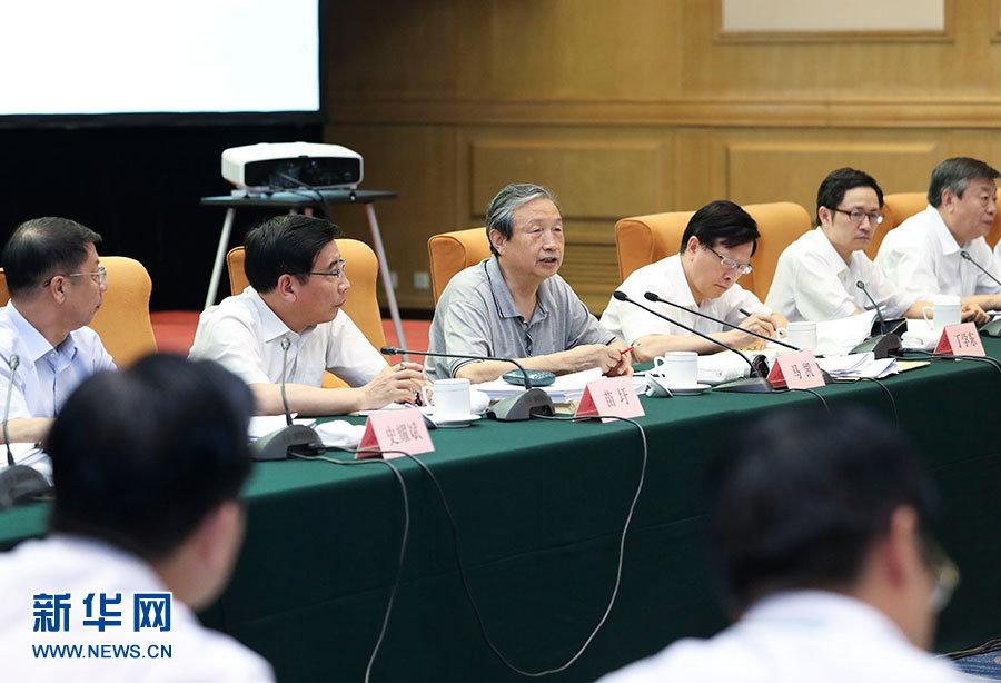 近日，中共中央政治局委員、國務(wù)院副總理馬凱在北京調(diào)研新能源汽車產(chǎn)業(yè)發(fā)展。這是7月4日，馬凱在北京深入新能源汽車充換電設(shè)施、充電服務(wù)平臺、分時租賃等單位調(diào)研，并主持召開推廣應(yīng)用座談會。新華社記者 龐興雷 攝