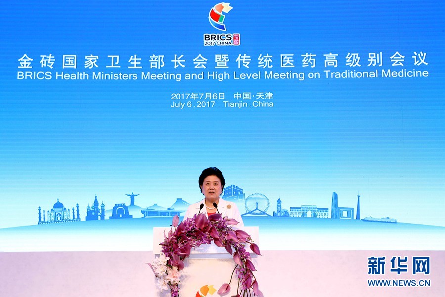 7月6日，金磚國家衛(wèi)生部長會暨傳統(tǒng)醫(yī)藥高級別會議在天津開幕。國家主席習(xí)近平發(fā)來賀信，對會議召開表示祝賀。國務(wù)院副總理劉延?xùn)|在開幕式上宣讀習(xí)近平的賀信并發(fā)表主旨演講。新華社記者 張玉薇 攝