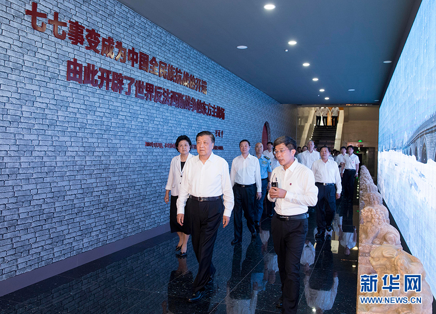 7月7日，紀(jì)念全民族抗戰(zhàn)爆發(fā)80周年儀式在中國人民抗日戰(zhàn)爭紀(jì)念館舉行。中共中央政治局常委、中央書記處書記劉云山出席儀式并講話。這是儀式后，劉云山參觀《全民抗戰(zhàn)偉大壯舉——紀(jì)念全民族抗戰(zhàn)爆發(fā)80周年專題展覽》。 新華社記者丁林?jǐn)z