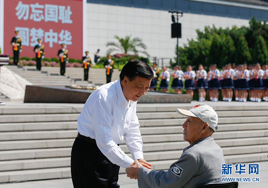 7月7日，紀(jì)念全民族抗戰(zhàn)爆發(fā)80周年儀式在中國人民抗日戰(zhàn)爭紀(jì)念館舉行。中共中央政治局常委、中央書記處書記劉云山出席儀式并講話。這是儀式開始前，劉云山與老八路代表握手。新華社記者崔新鈺攝