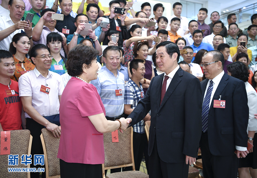7月19日，中國曲藝家協(xié)會第八次全國代表大會在北京召開。中共中央政治局委員、中央書記處書記、中宣部部長劉奇葆出席開幕式并講話。這是開幕式前，劉奇葆接見與會代表。新華社記者 張領 攝