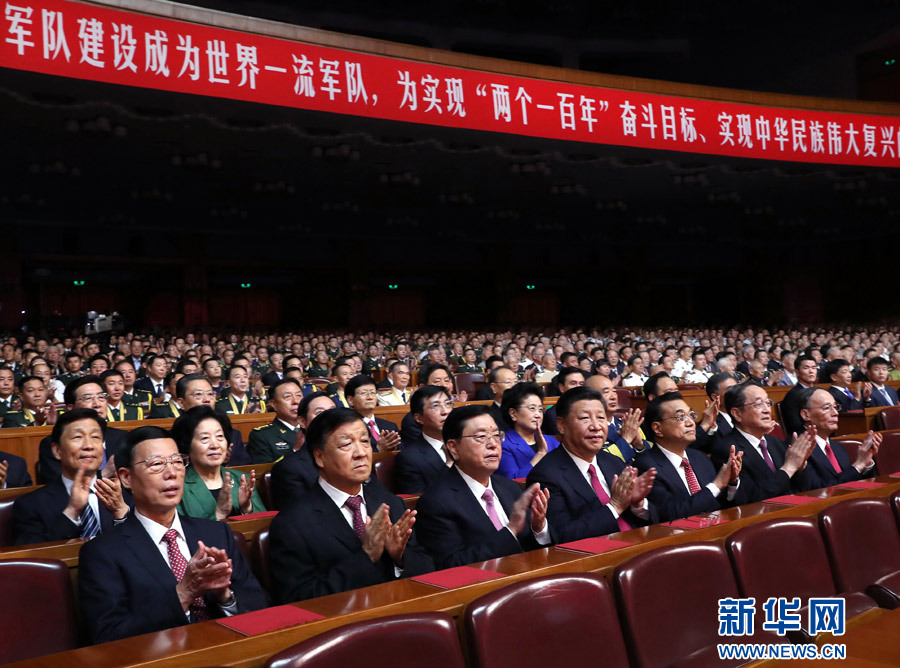 7月28日，慶祝中國(guó)人民解放軍建軍90周年文藝晚會(huì)《在黨的旗幟下》在北京人民大會(huì)堂舉行。中共中央總書記、國(guó)家主席、中央軍委主席習(xí)近平和李克強(qiáng)、張德江、俞正聲、劉云山、王岐山、張高麗等黨和國(guó)家領(lǐng)導(dǎo)人，與首都3000多名各界群眾一起觀看演出。新華社記者 馬占成 攝