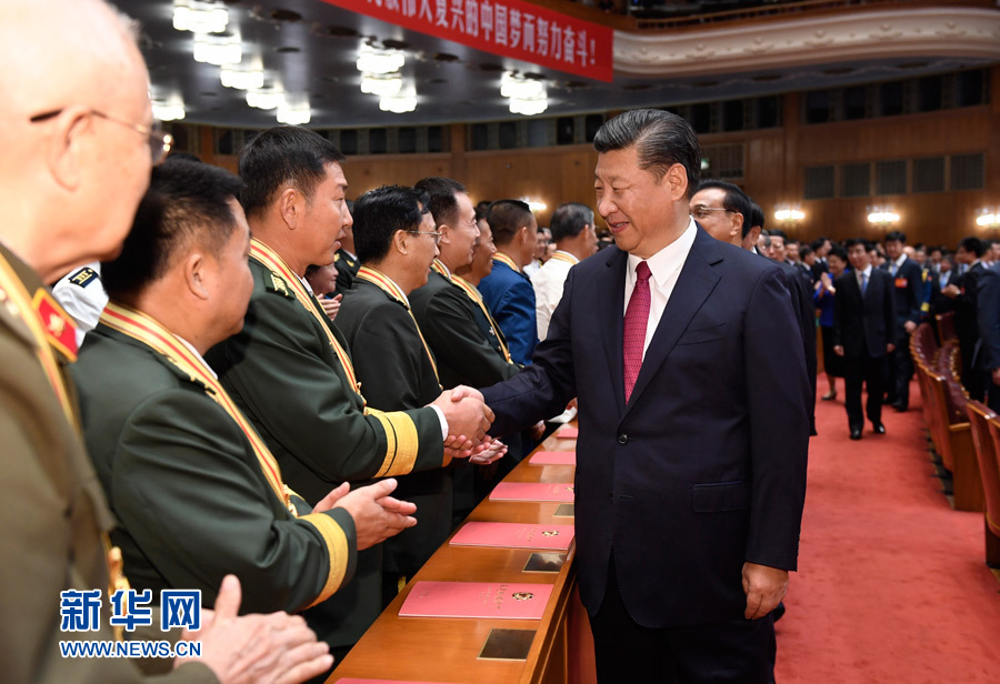 7月28日，慶祝中國(guó)人民解放軍建軍90周年文藝晚會(huì)《在黨的旗幟下》在北京人民大會(huì)堂舉行。中共中央總書記、國(guó)家主席、中央軍委主席習(xí)近平和李克強(qiáng)、張德江、俞正聲、劉云山、王岐山、張高麗等黨和國(guó)家領(lǐng)導(dǎo)人，與首都3000多名各界群眾一起觀看演出。演出開始前，習(xí)近平等與老戰(zhàn)士、老同志代表和“八一勛章”獲得者親切握手。新華社記者 李學(xué)仁 攝
