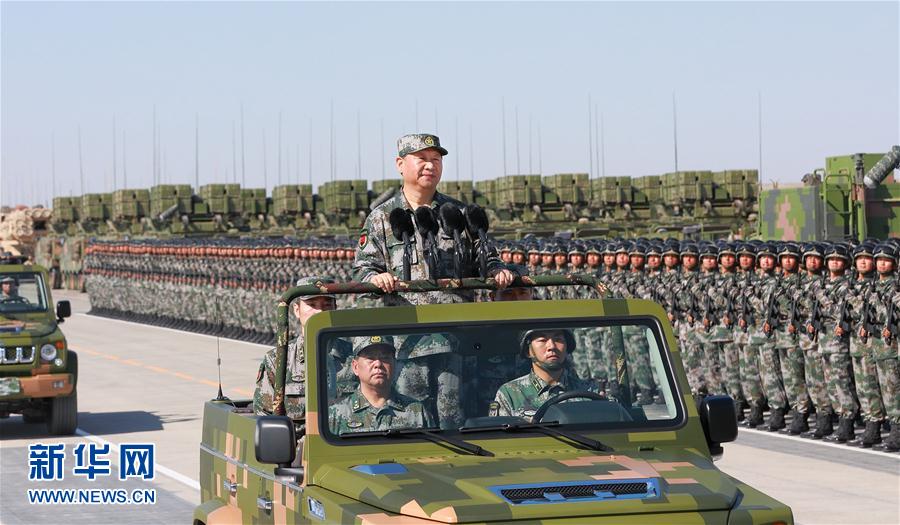 7月30日上午，慶祝中國人民解放軍建軍90周年閱兵在朱日和聯(lián)合訓(xùn)練基地隆重舉行。中共中央總書記、國家主席、中央軍委主席習(xí)近平檢閱部隊(duì)并發(fā)表重要講話。這是習(xí)近平乘車檢閱部隊(duì)。新華社記者 李剛 攝