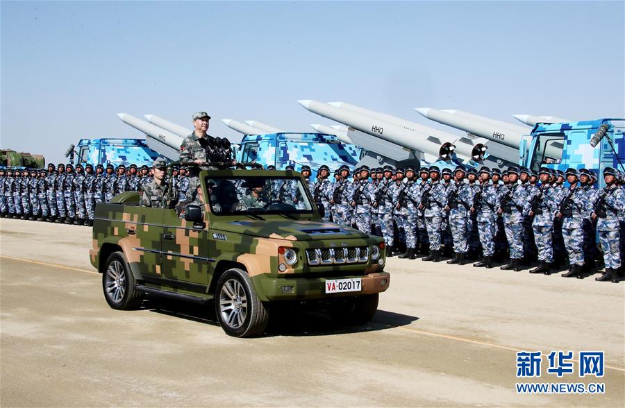 7月30日上午，慶祝中國人民解放軍建軍90周年閱兵在朱日和聯(lián)合訓(xùn)練基地隆重舉行。中共中央總書記、國家主席、中央軍委主席習(xí)近平檢閱部隊(duì)并發(fā)表重要講話。這是習(xí)近平乘車檢閱部隊(duì)。新華社記者 李濤 攝
