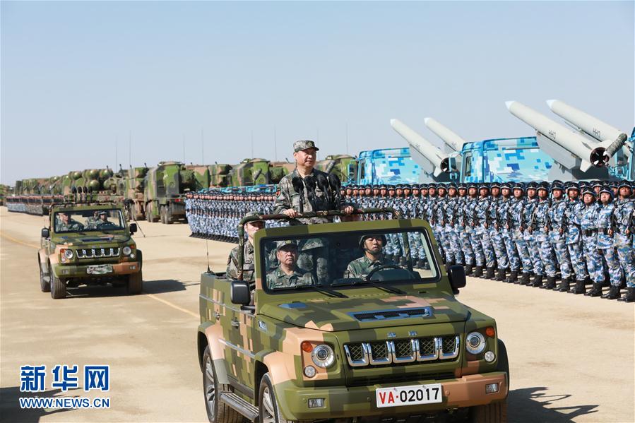 7月30日上午，慶祝中國人民解放軍建軍90周年閱兵在朱日和聯(lián)合訓(xùn)練基地隆重舉行。中共中央總書記、國家主席、中央軍委主席習(xí)近平檢閱部隊(duì)并發(fā)表重要講話。這是習(xí)近平乘車檢閱部隊(duì)。新華社記者 李剛 攝