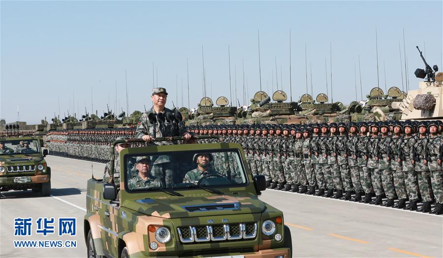 7月30日上午，慶祝中國人民解放軍建軍90周年閱兵在朱日和聯(lián)合訓(xùn)練基地隆重舉行。中共中央總書記、國家主席、中央軍委主席習(xí)近平檢閱部隊(duì)并發(fā)表重要講話。這是習(xí)近平乘車檢閱部隊(duì)。新華社記者 李剛 攝