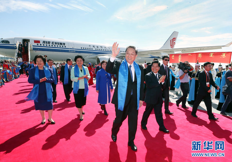 8月7日，以中共中央政治局常委、全國政協(xié)主席俞正聲為團長的中央代表團飛抵呼和浩特，出席內(nèi)蒙古自治區(qū)成立70周年慶祝活動。中央代表團在機場受到內(nèi)蒙古各族群眾的熱烈歡迎。新華社記者 姚大偉 攝