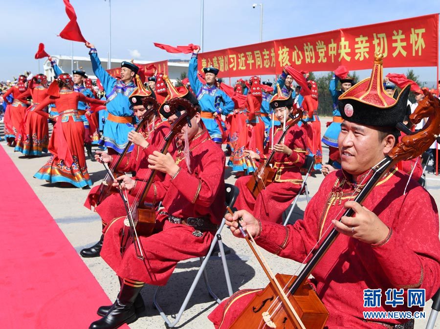 8月7日，以中共中央政治局常委、全國政協(xié)主席俞正聲為團長的中央代表團飛抵呼和浩特，出席內(nèi)蒙古自治區(qū)成立70周年慶?；顒印Ｖ醒氪韴F在機場受到內(nèi)蒙古各族群眾的熱烈歡迎。新華社記者 張領 攝