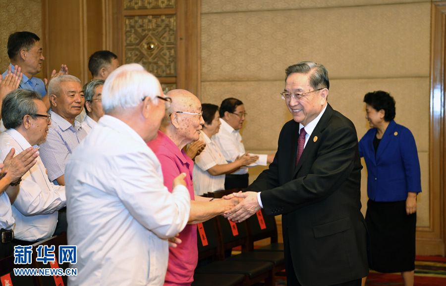 8月7日，中共中央政治局常委、全國政協(xié)主席、中央代表團(tuán)團(tuán)長俞正聲在內(nèi)蒙古新城賓館會見內(nèi)蒙古自治區(qū)離退休老同志和各族各界群眾代表，并與他們合影留念。新華社記者 張領(lǐng) 攝