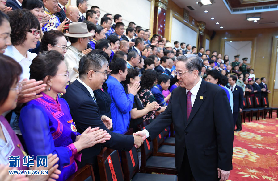 8月7日，中共中央政治局常委、全國政協(xié)主席、中央代表團(tuán)團(tuán)長俞正聲在內(nèi)蒙古新城賓館會見內(nèi)蒙古自治區(qū)離退休老同志和各族各界群眾代表，并與他們合影留念。新華社記者 張領(lǐng) 攝