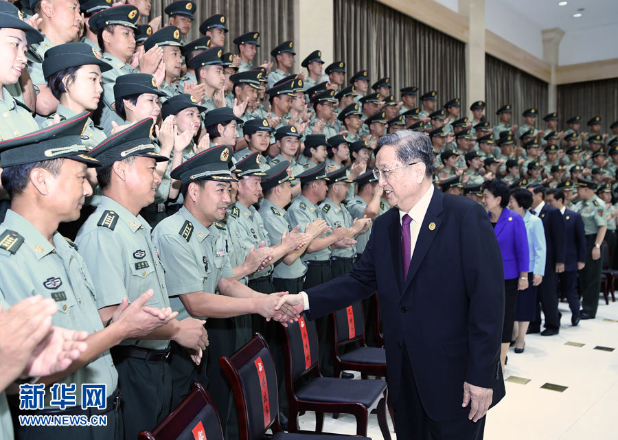 8月7日，中共中央政治局常委、全國政協(xié)主席、中央代表團團長俞正聲率代表團部分成員分別赴內(nèi)蒙古軍區(qū)、武警內(nèi)蒙古總隊、武警內(nèi)蒙古森林總隊慰問，并會見自治區(qū)政法干警代表。這是俞正聲會見內(nèi)蒙古軍區(qū)指戰(zhàn)員。新華社記者 張領(lǐng) 攝