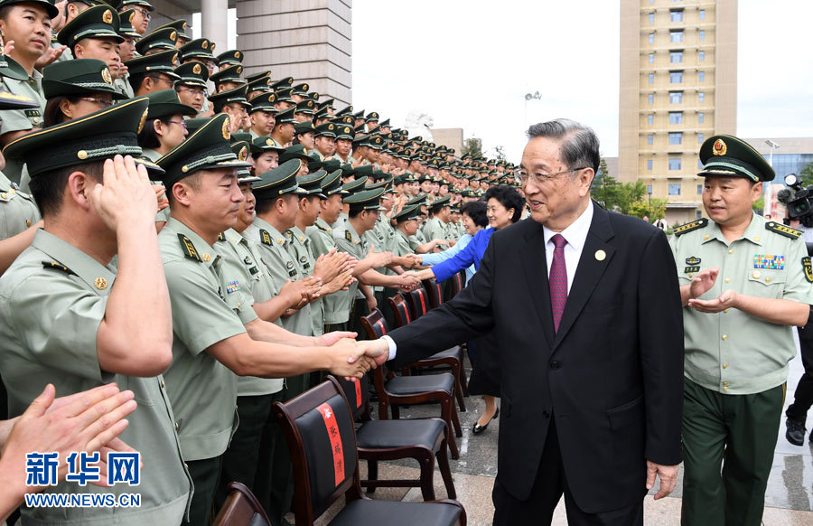 8月7日，中共中央政治局常委、全國政協(xié)主席、中央代表團團長俞正聲率代表團部分成員分別赴內(nèi)蒙古軍區(qū)、武警內(nèi)蒙古總隊、武警內(nèi)蒙古森林總隊慰問，并會見自治區(qū)政法干警代表。這是俞正聲會見武警內(nèi)蒙古總隊官兵。新華社記者 張領(lǐng) 攝