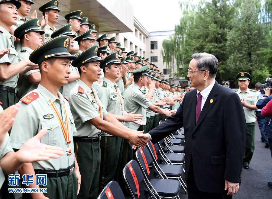 8月7日，中共中央政治局常委、全國政協(xié)主席、中央代表團團長俞正聲率代表團部分成員分別赴內(nèi)蒙古軍區(qū)、武警內(nèi)蒙古總隊、武警內(nèi)蒙古森林總隊慰問，并會見自治區(qū)政法干警代表。這是俞正聲會見武警內(nèi)蒙古森林總隊官兵。新華社記者 張領(lǐng) 攝