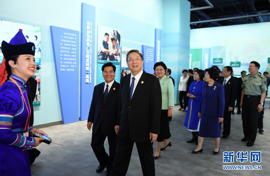 8月7日，中共中央政治局常委、全國政協(xié)主席、中央代表團團長俞正聲率代表團全體成員來到內(nèi)蒙古展覽館，參觀《守望相助團結(jié)奮斗——慶祝內(nèi)蒙古自治區(qū)成立70周年展覽》。 新華社記者 張領 攝
