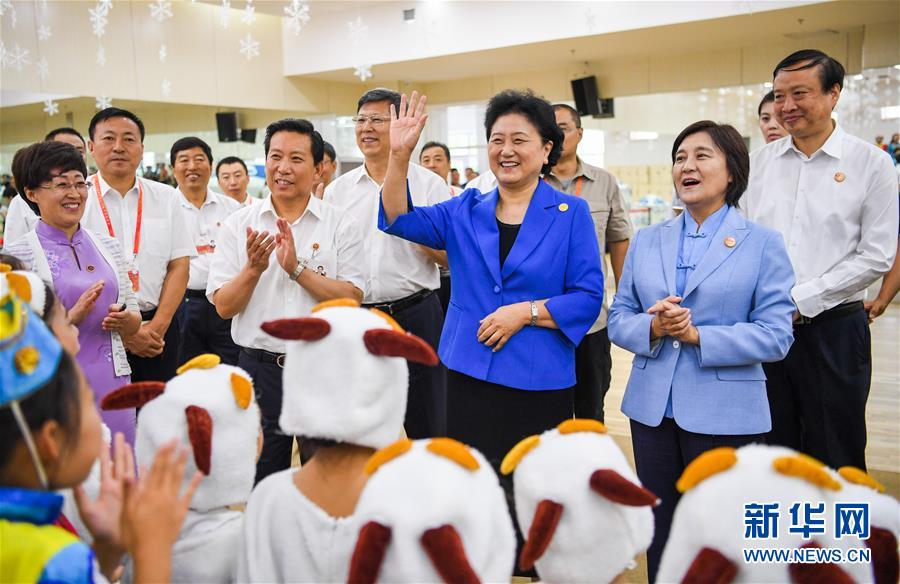 8月9日，中共中央政治局委員、國(guó)務(wù)院副總理、中央代表團(tuán)副團(tuán)長(zhǎng)劉延?xùn)|率中央代表團(tuán)二分團(tuán)到赤峰看望慰問(wèn)各族干部群眾。這是劉延?xùn)|在赤峰市青少年宮與青少年熱烈互動(dòng)。新華社記者 連振 攝
