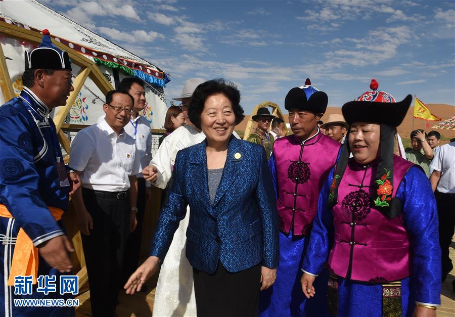 8月10日，中共中央政治局委員、中央統(tǒng)戰(zhàn)部部長(zhǎng)、中央代表團(tuán)副團(tuán)長(zhǎng)孫春蘭率中央代表團(tuán)三分團(tuán)繼續(xù)在內(nèi)蒙古自治區(qū)阿拉善盟看望慰問(wèn)，把以習(xí)近平同志為核心的黨中央的親切關(guān)懷和全國(guó)各族人民的美好祝福帶給阿拉善各族各界干部群眾。這是孫春蘭在牧民張輝生（右二）家了解生產(chǎn)生活情況。新華社記者 任軍川 攝