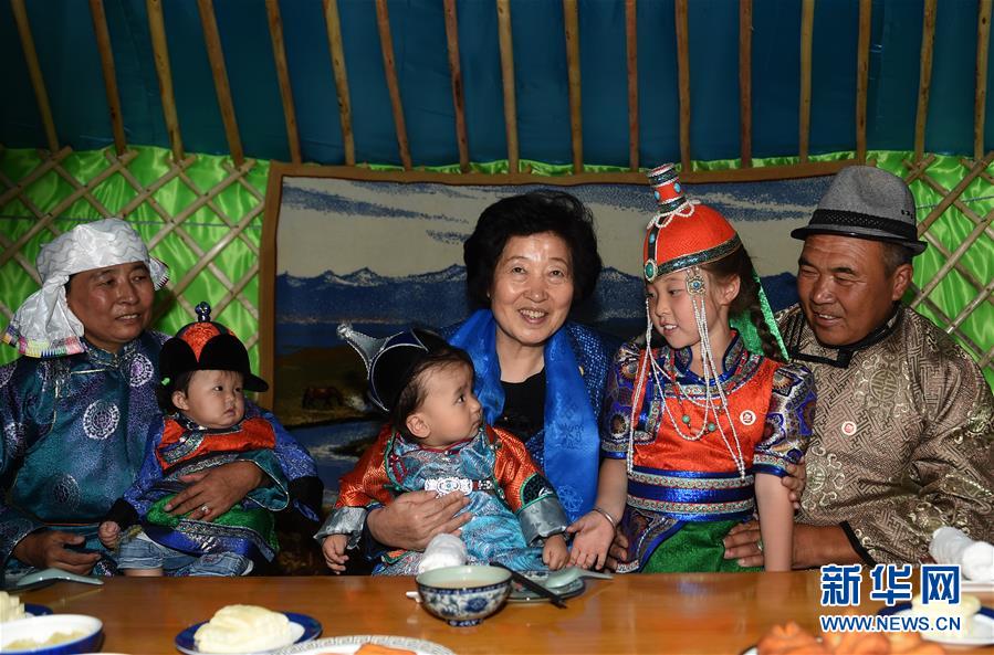 8月11日，帶著以習(xí)近平同志為核心的黨中央的親切關(guān)懷和全國(guó)各族人民的美好祝福，中共中央政治局委員、中央統(tǒng)戰(zhàn)部部長(zhǎng)、中央代表團(tuán)副團(tuán)長(zhǎng)孫春蘭率中央代表團(tuán)三分團(tuán)在錫林郭勒盟看望各族干部群眾，共同慶祝內(nèi)蒙古自治區(qū)成立70周年。這是孫春蘭在錫林浩特市寶力根蘇木牧民巴·巴特爾（右一）家中看望。新華社記者 任軍川 攝