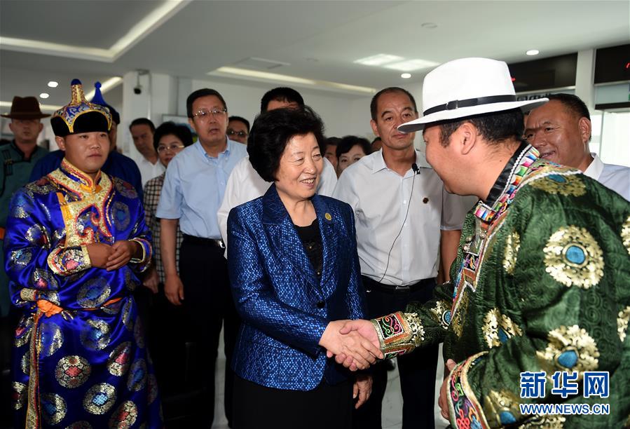 8月11日，帶著以習(xí)近平同志為核心的黨中央的親切關(guān)懷和全國(guó)各族人民的美好祝福，中共中央政治局委員、中央統(tǒng)戰(zhàn)部部長(zhǎng)、中央代表團(tuán)副團(tuán)長(zhǎng)孫春蘭率中央代表團(tuán)三分團(tuán)在錫林郭勒盟看望各族干部群眾，共同慶祝內(nèi)蒙古自治區(qū)成立70周年。這是孫春蘭在非公企業(yè)大莊園生態(tài)牛羊肉產(chǎn)業(yè)示范園同前來(lái)售羊的牧民親切交談。新華社記者 任軍川 攝