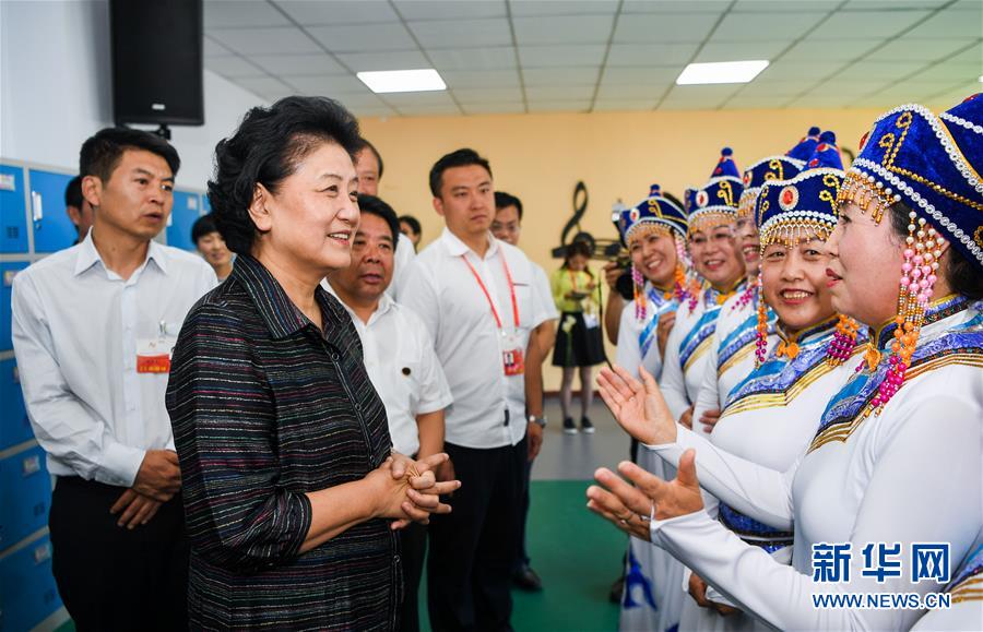 8月11日，中共中央政治局委員、國務(wù)院副總理、中央代表團(tuán)副團(tuán)長劉延?xùn)|率中央代表團(tuán)二分團(tuán)，看望慰問烏蘭察布各族干部群眾，轉(zhuǎn)達(dá)以習(xí)近平同志為核心的黨中央的親切關(guān)懷和全國人民的美好祝愿。這是劉延?xùn)|在考察察哈爾社區(qū)時(shí)與居民們親切交談。新華社記者 連振 攝