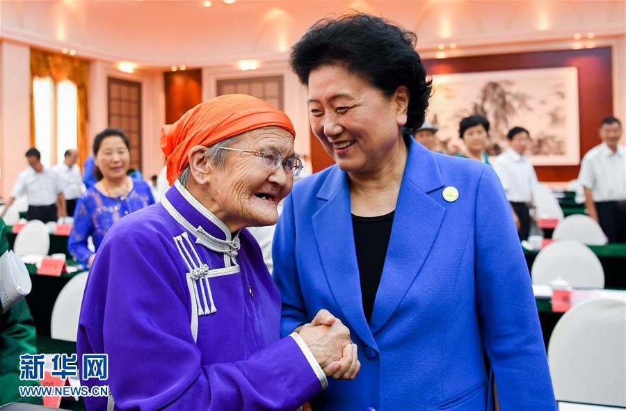 8月11日，中共中央政治局委員、國務(wù)院副總理、中央代表團(tuán)副團(tuán)長劉延?xùn)|率中央代表團(tuán)二分團(tuán)，看望慰問烏蘭察布各族干部群眾，轉(zhuǎn)達(dá)以習(xí)近平同志為核心的黨中央的親切關(guān)懷和全國人民的美好祝愿。這是劉延?xùn)|在出席烏蘭察布市慶祝內(nèi)蒙古自治區(qū)成立70周年座談會后，與“草原母親”都貴瑪親切交談。新華社記者 連振 攝