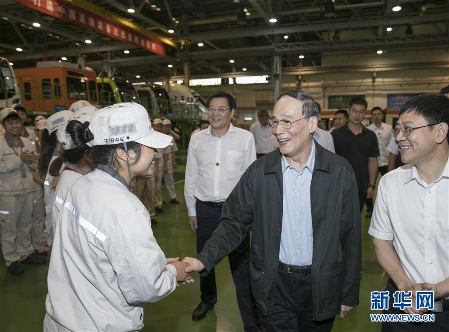 9月3日至5日，中共中央政治局常委、中央紀(jì)委書記、中央巡視工作領(lǐng)導(dǎo)小組組長(zhǎng)王岐山在湖南省調(diào)研并主持召開巡察工作座談會(huì)。這是9月4日，王岐山到中國(guó)中車株洲電力機(jī)車有限公司考察。新華社記者 王曄 攝
