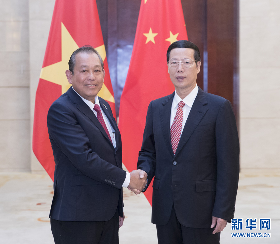  9月11日，中共中央政治局常委、國務(wù)院副總理張高麗在廣西南寧會(huì)見前來出席第十四屆中國－東盟博覽會(huì)和中國－東盟商務(wù)與投資峰會(huì)的越南常務(wù)副總理張和平。新華社記者王曄攝