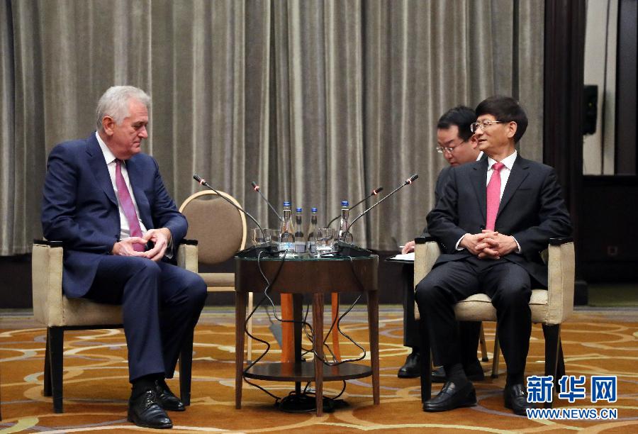 9月11日，在塞爾維亞首都貝爾格萊德，習(xí)近平主席特使、中共中央政治局委員、中央政法委書記孟建柱（右）會見塞爾維亞前總統(tǒng)尼科利奇（左）。新華社記者王慧娟攝